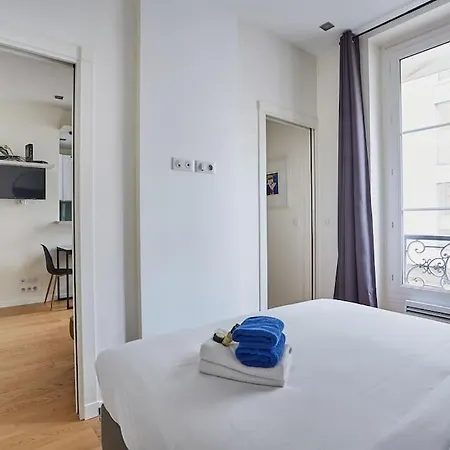 Apartment Rent A - Alma Paris