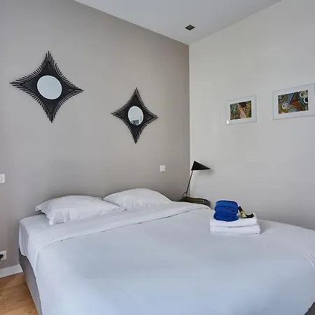 Apartment Rent A - Alma Paris