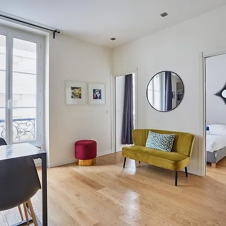 Apartment Rent A - Alma Paris