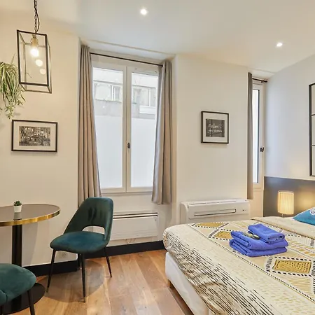 Apartment Rent A - Alma Paris