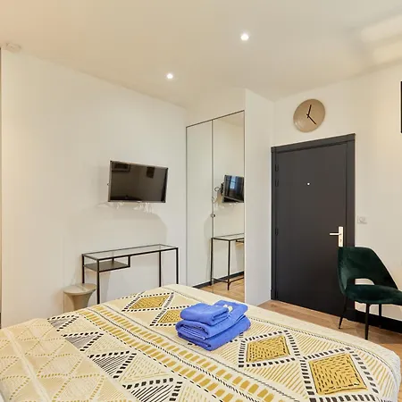 Apartment Rent A - Alma Paris